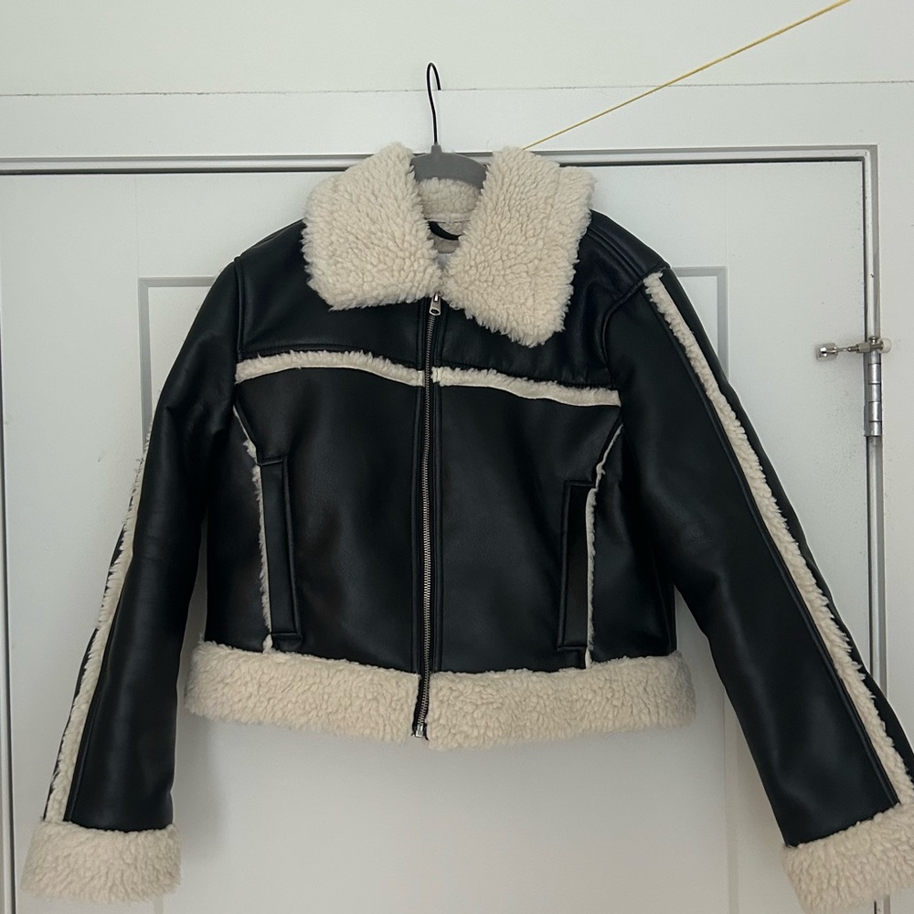 Abercrombie and Finch Black and Cream Sherpa Women's Jacket